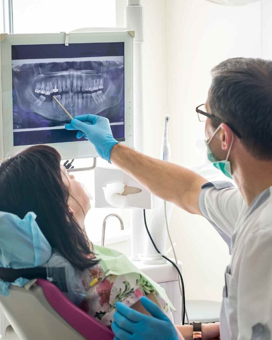 Mamá e hija sonriendo en el dentista