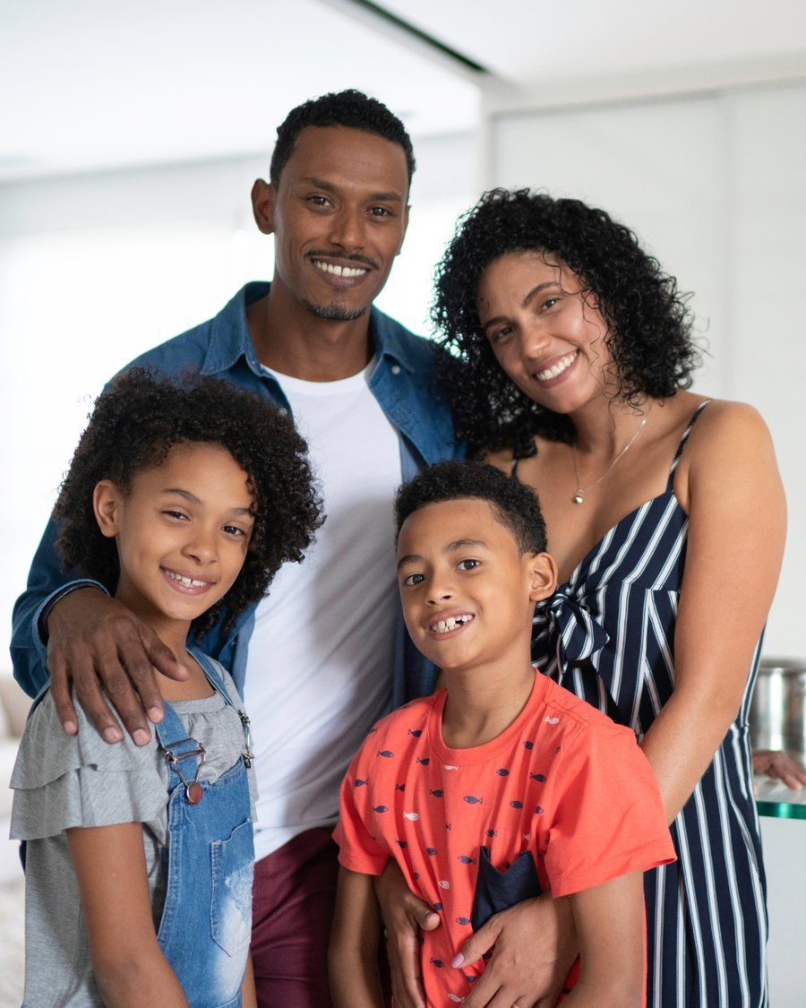 Familia latina abrazada en casa