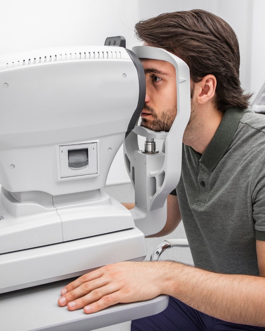 Niño latino probándose lentes